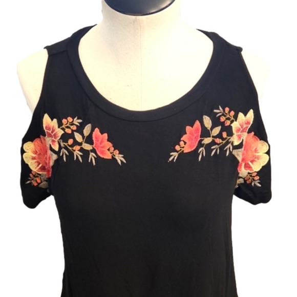 Womens American Eagle black floral embroidered cut out shoulders top size Small. - Picture 7 of 14